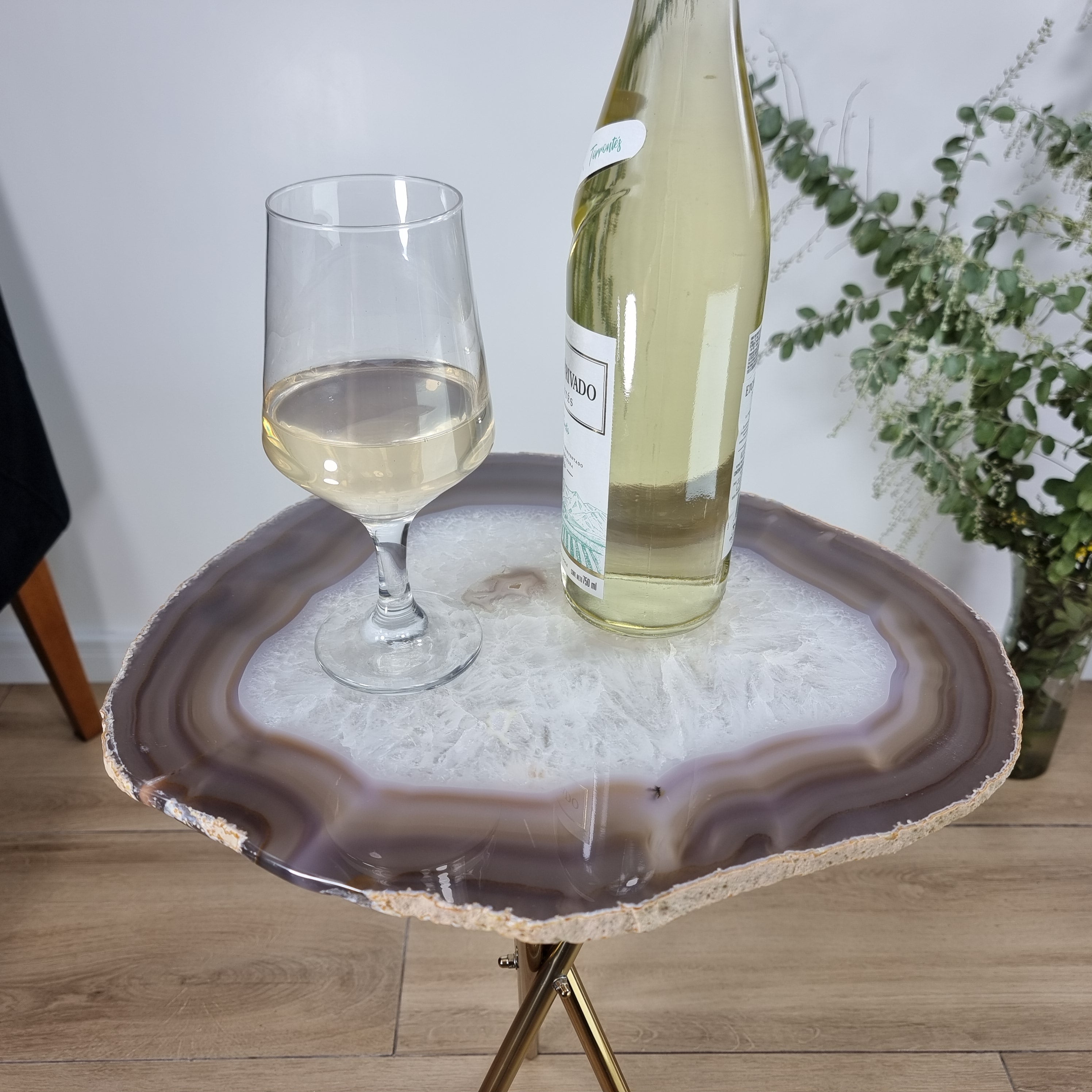 Mesa Lateral de Àgatas Brancas Especiais | Base Tripé de Latão Ouro | Altura de 60 cm - Peça Artesanal BR Crystals