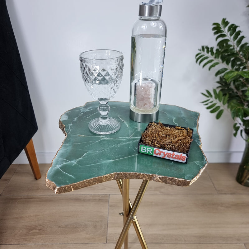Mesa Lateral Quartzo Verde com base dourada 60 cm altura, peso total de 5 kg