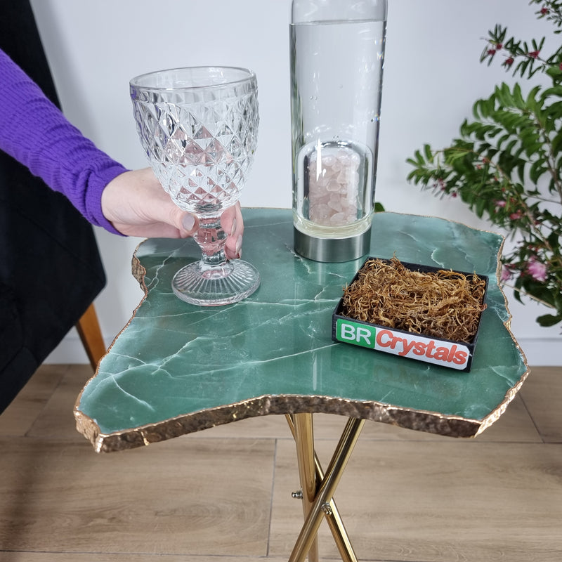 Mesa Lateral Quartzo Verde com base dourada 60 cm altura, peso total de 5 kg