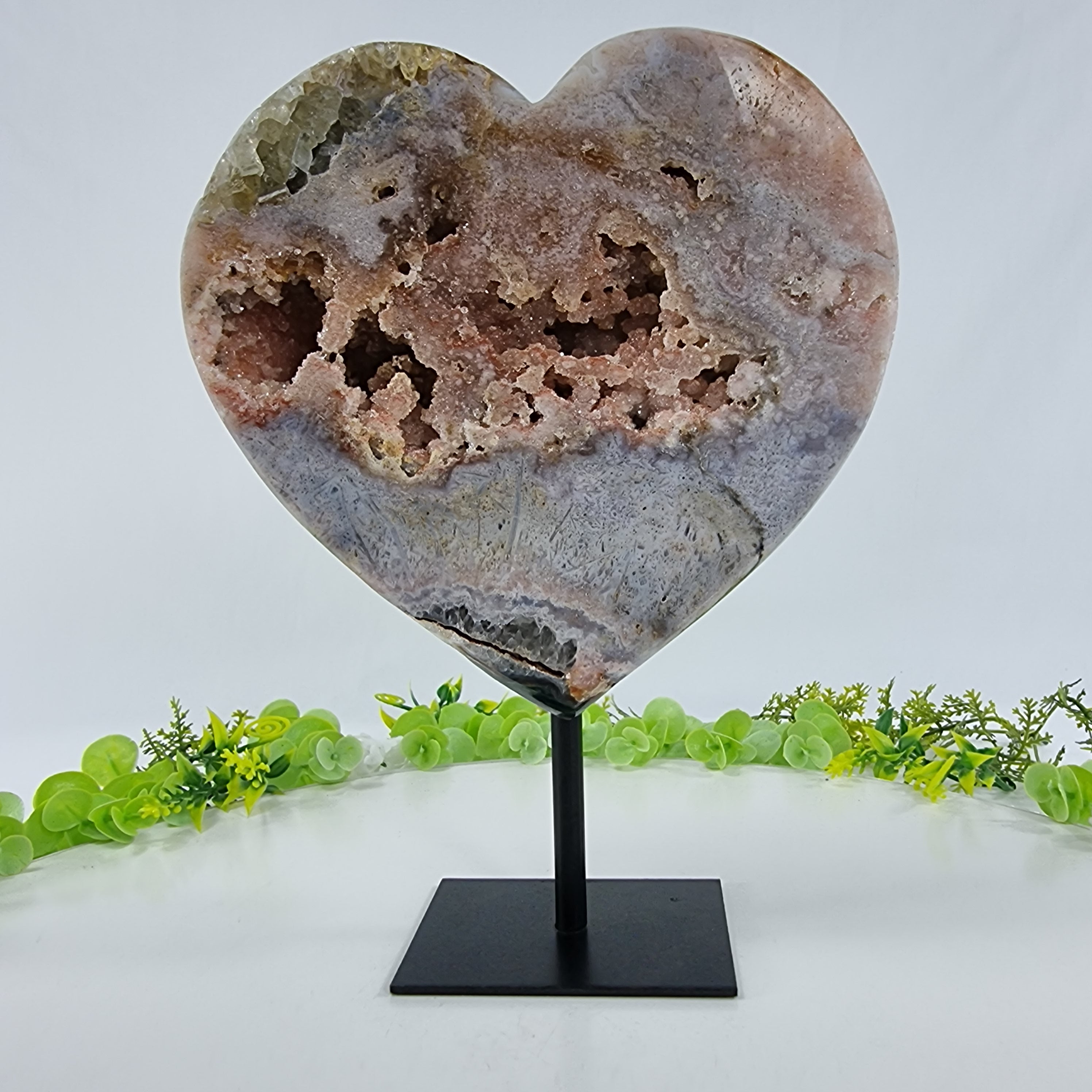 Coração de Ametista Rosa | Base de ferro Preta | Peso 2,00 kgs, Altura 22 cm | Energia, Beleza e Sofisticação