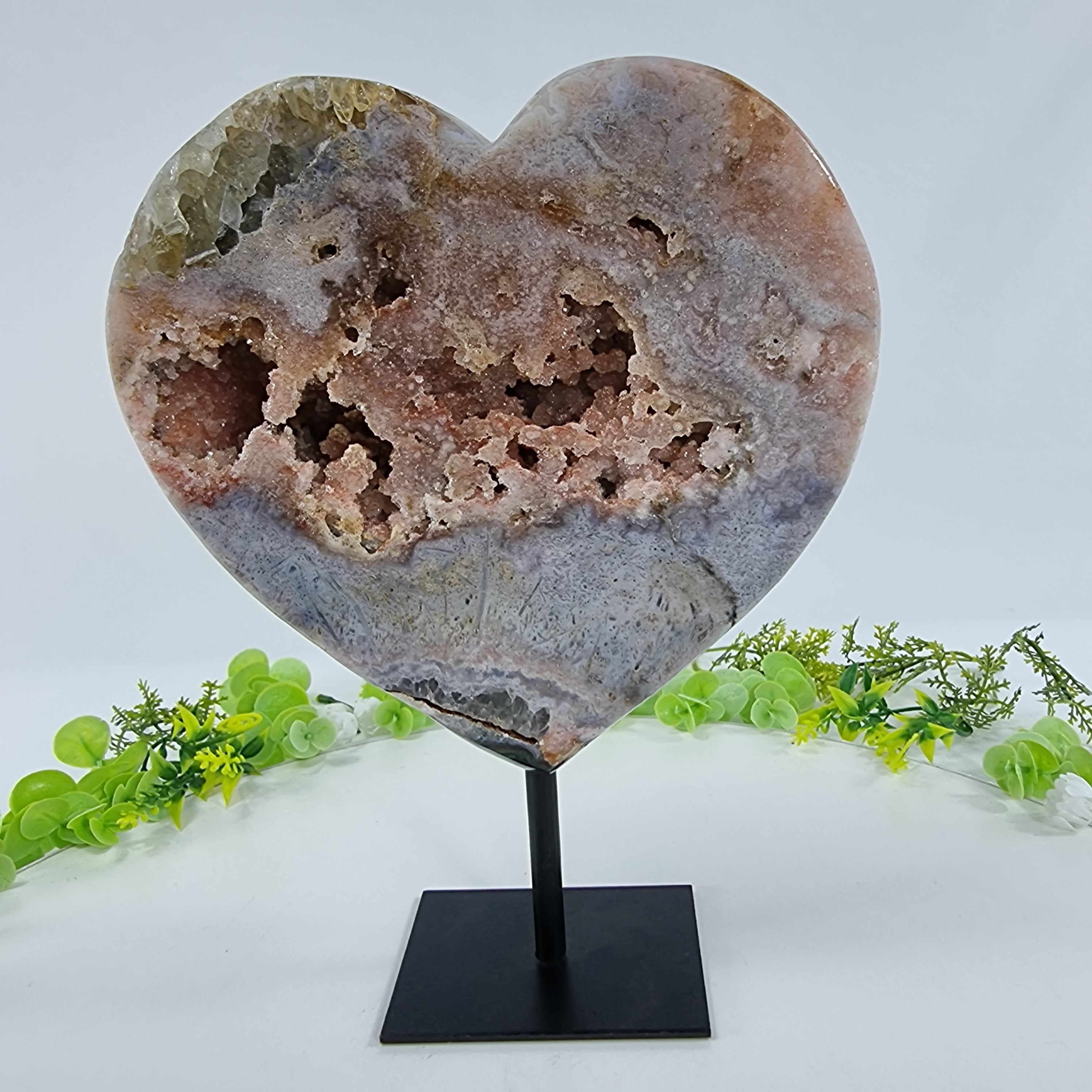 Coração de Ametista Rosa | Base de ferro Preta | Peso 2,00 kgs, Altura 22 cm | Energia, Beleza e Sofisticação