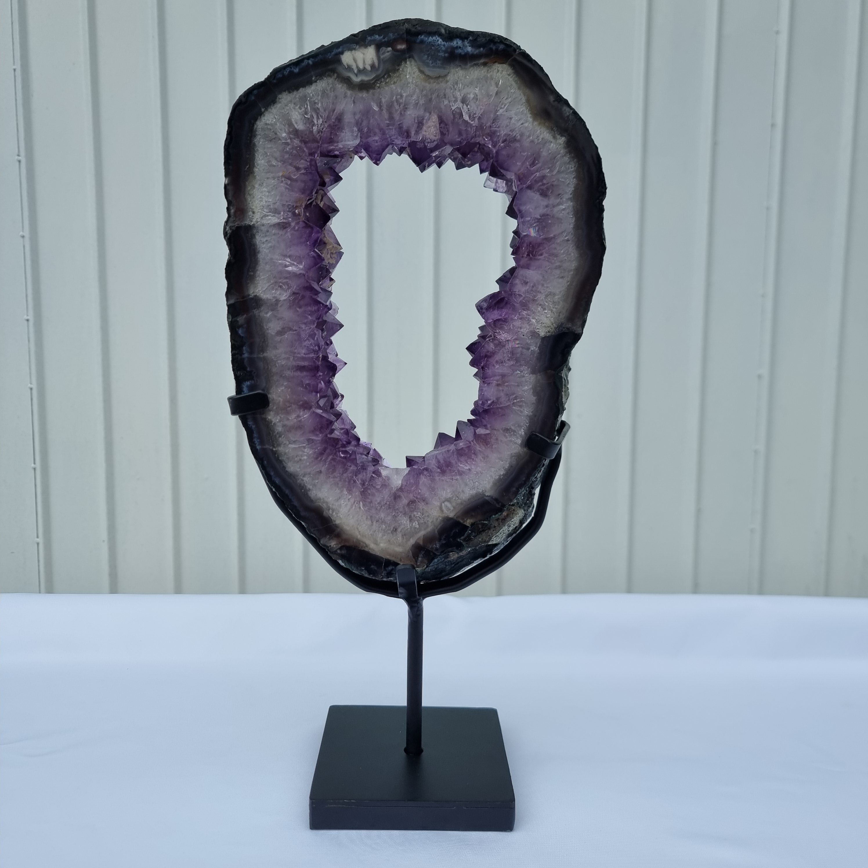 Argola de Ametista com Cristais Roxos | Base de ferro Preta | Peso 3,25 kgs, Altura 39 cm | Energia, Beleza e Sofisticação