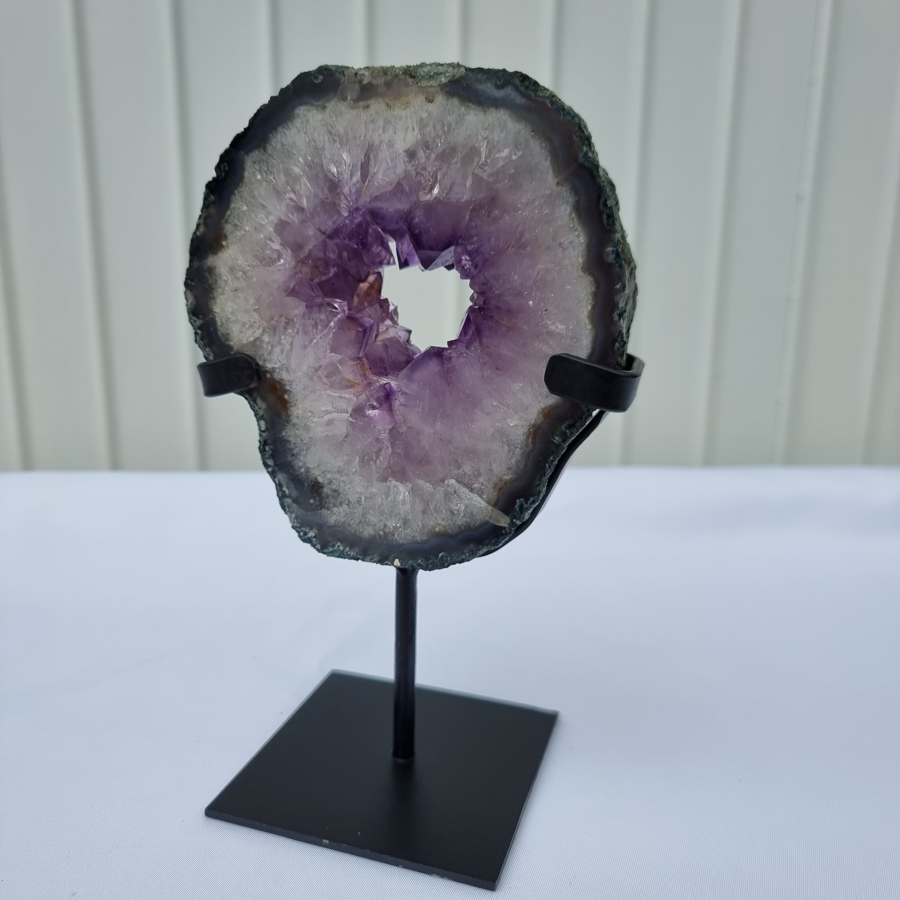 Argola de Ametista com Cristais Roxos | Base de ferro Preta | Peso 0,75 kgs, Altura 20 cm | Energia, Beleza e Sofisticação