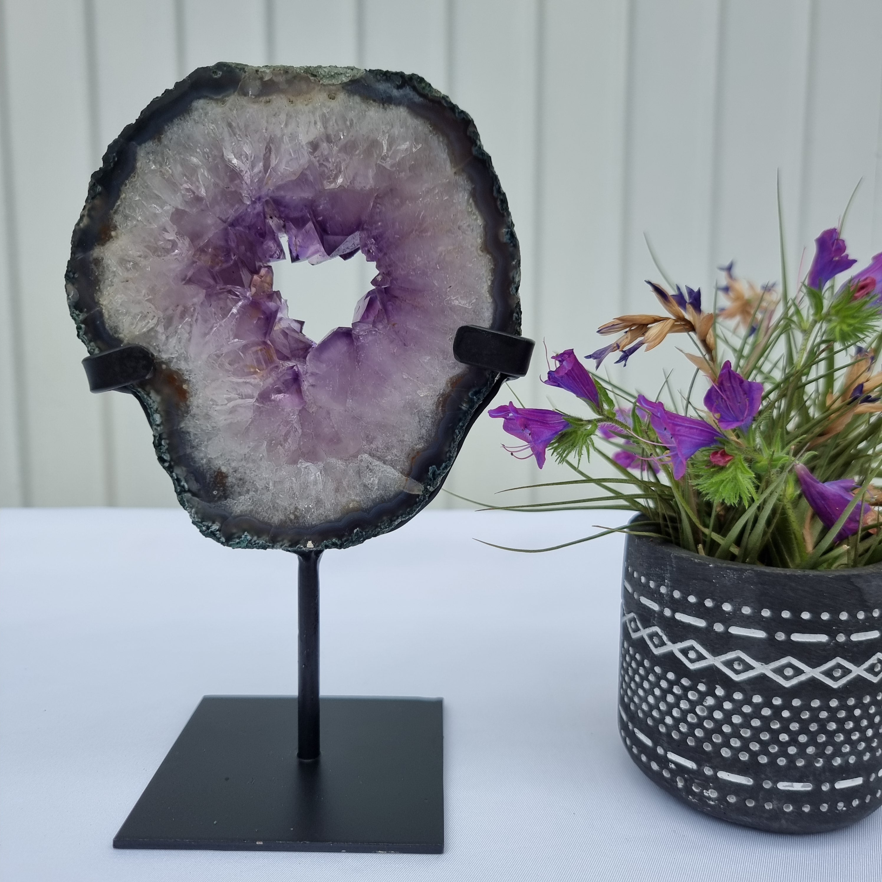 Argola de Ametista com Cristais Roxos | Base de ferro Preta | Peso 0,75 kgs, Altura 20 cm | Energia, Beleza e Sofisticação