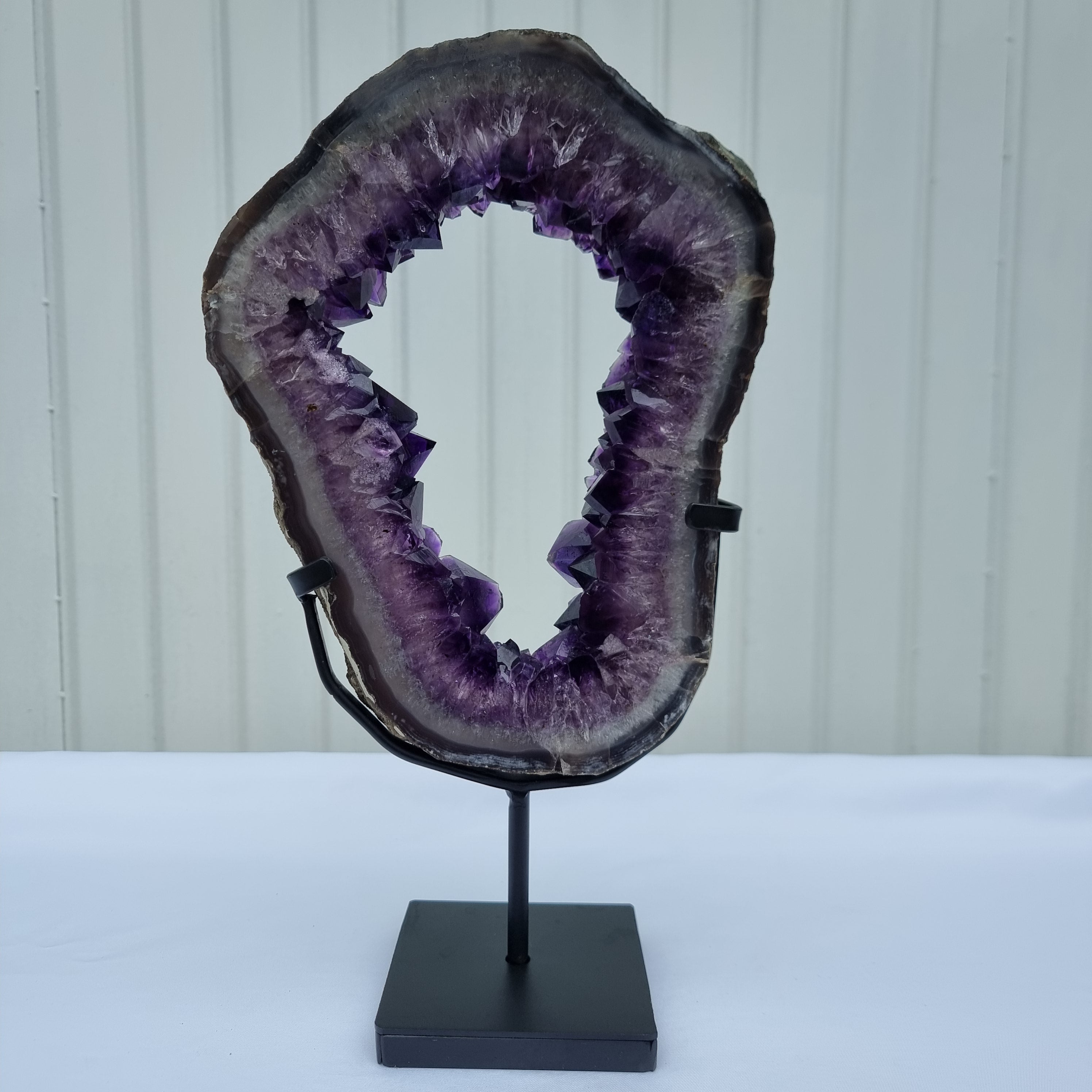 Argola de Ametista com Cristais Roxos | Base de ferro Preta | Peso 2,85 kgs, Altura 33 cm | Energia, Beleza e Sofisticação