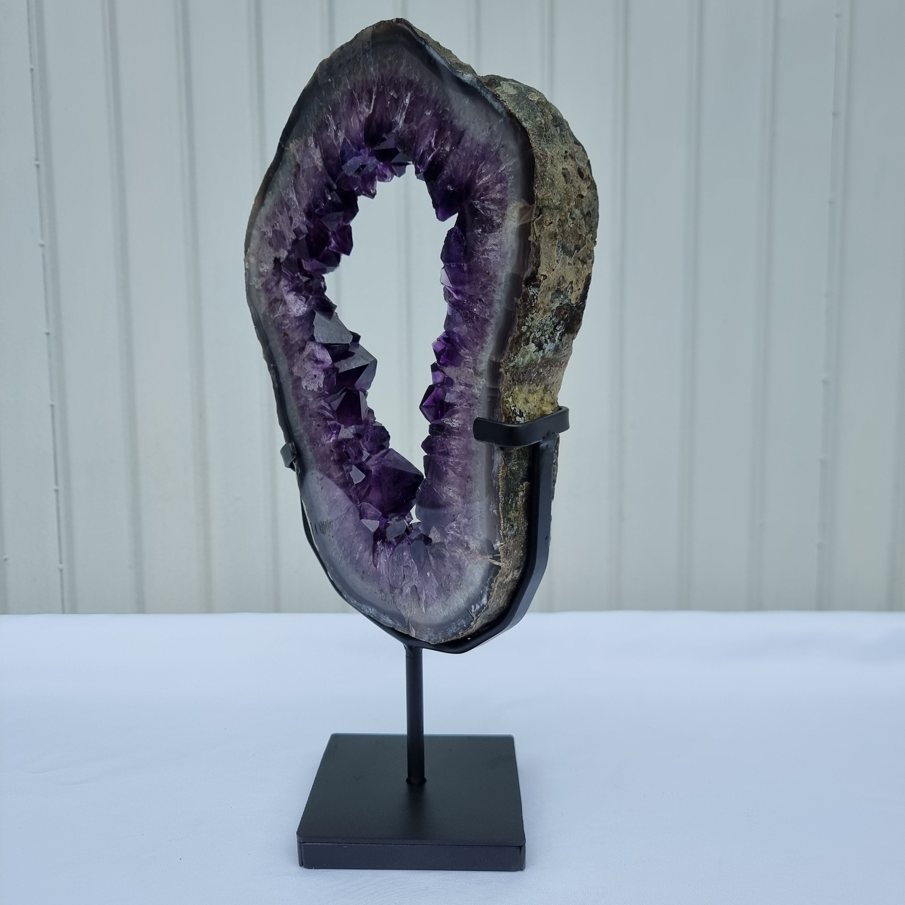 Argola de Ametista com Cristais Roxos | Base de ferro Preta | Peso 2,85 kgs, Altura 33 cm | Energia, Beleza e Sofisticação