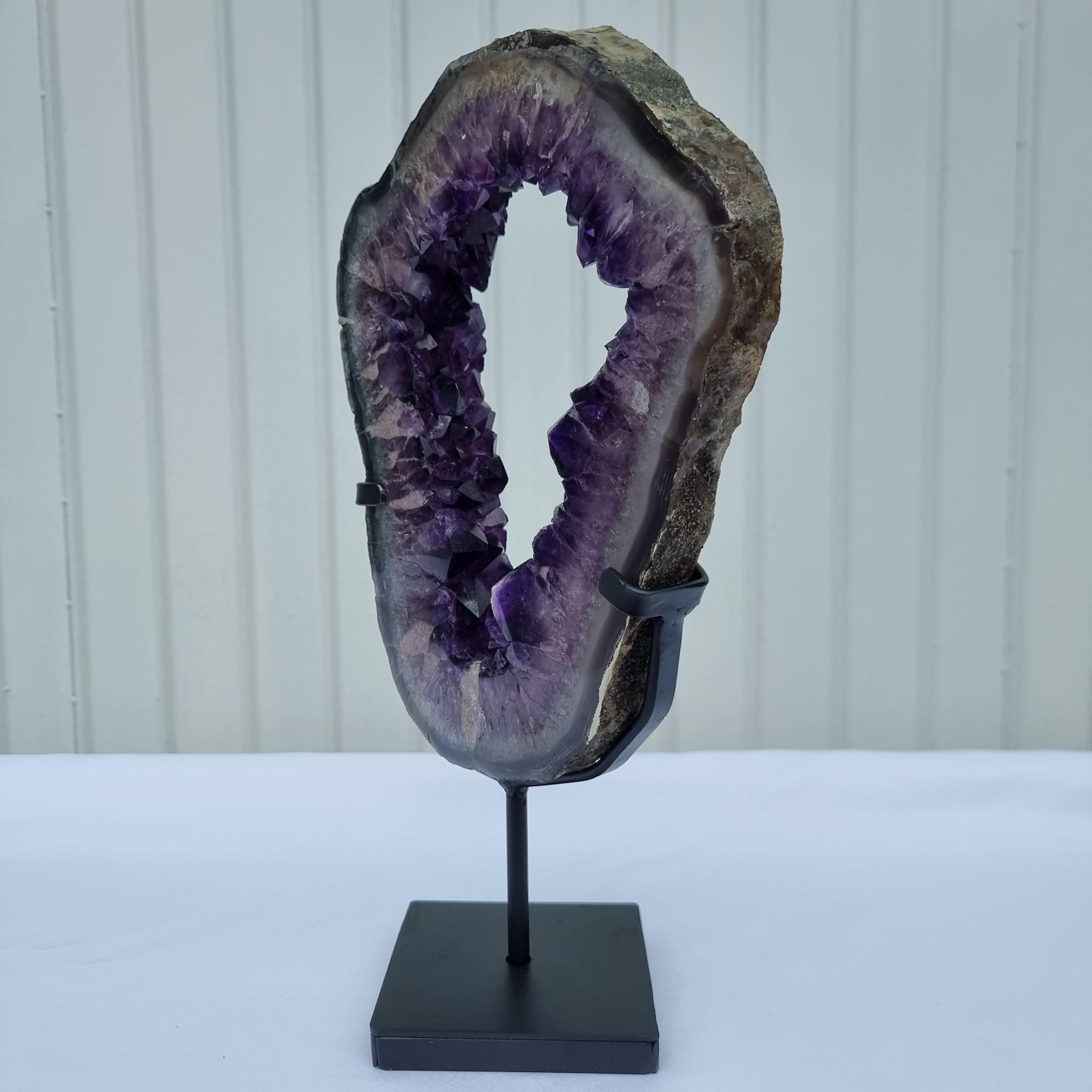 Argola de Ametista com Cristais Roxos | Base de ferro Preta | Peso 2,85 kgs, Altura 33 cm | Energia, Beleza e Sofisticação