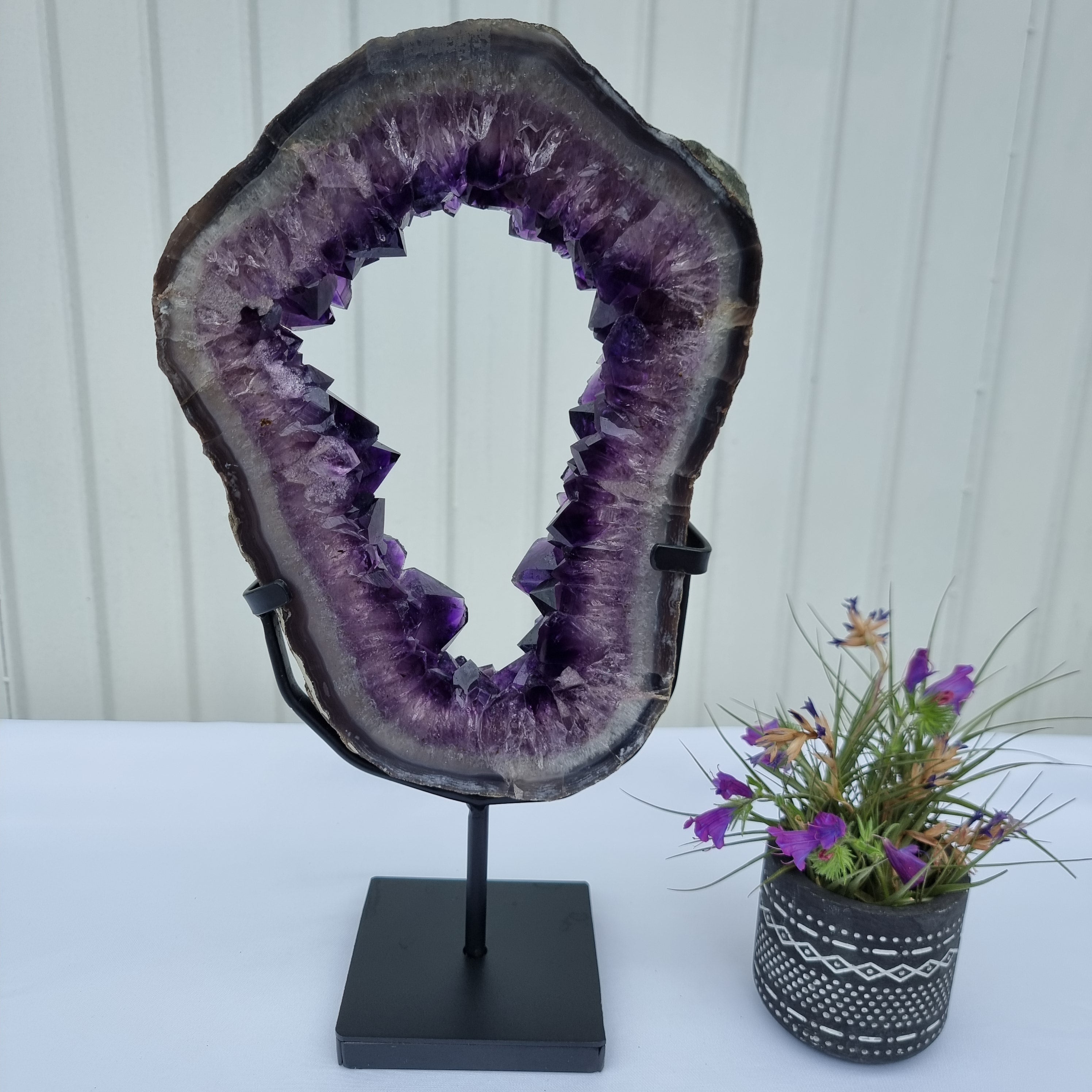 Argola de Ametista com Cristais Roxos | Base de ferro Preta | Peso 2,85 kgs, Altura 33 cm | Energia, Beleza e Sofisticação