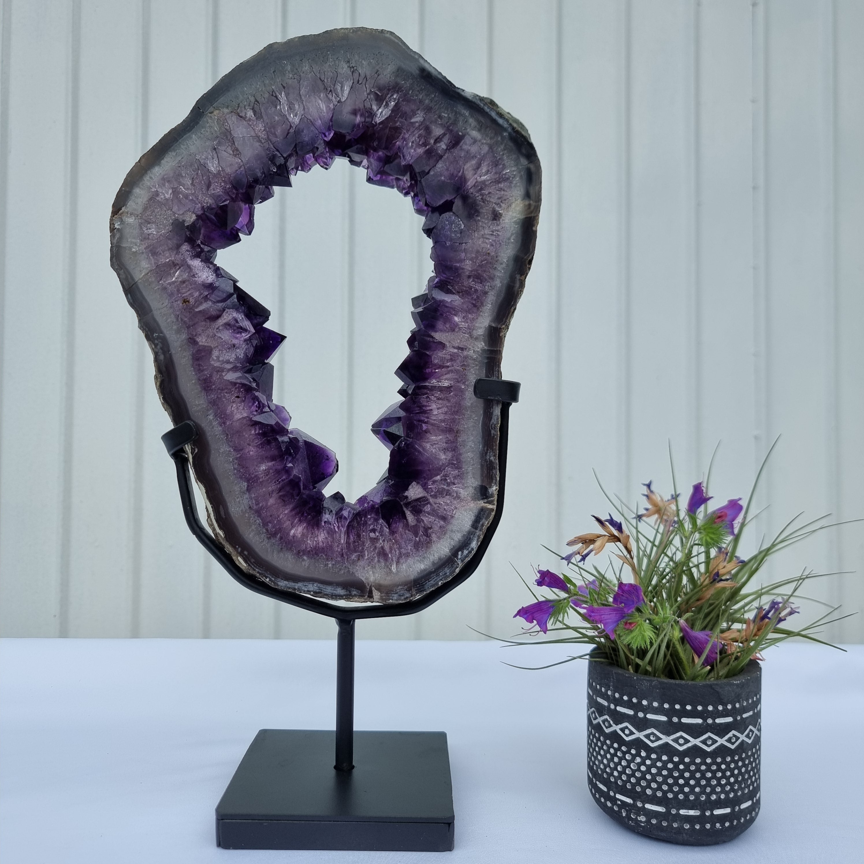 Argola de Ametista com Cristais Roxos | Base de ferro Preta | Peso 2,85 kgs, Altura 33 cm | Energia, Beleza e Sofisticação