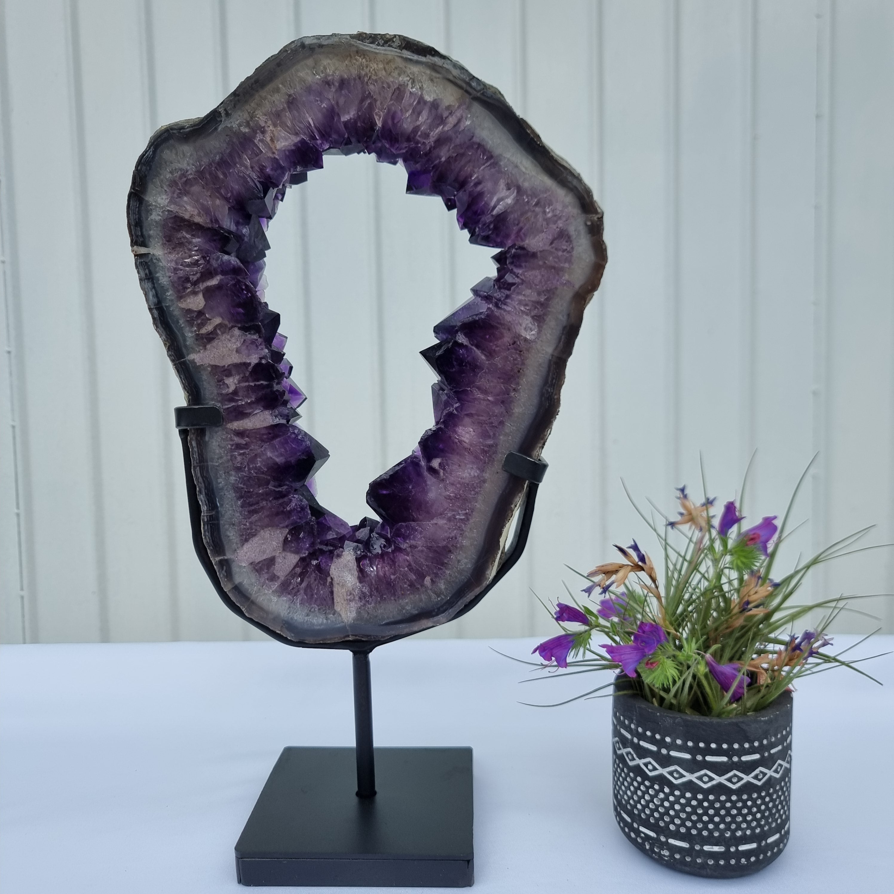 Argola de Ametista com Cristais Roxos | Base de ferro Preta | Peso 2,85 kgs, Altura 33 cm | Energia, Beleza e Sofisticação