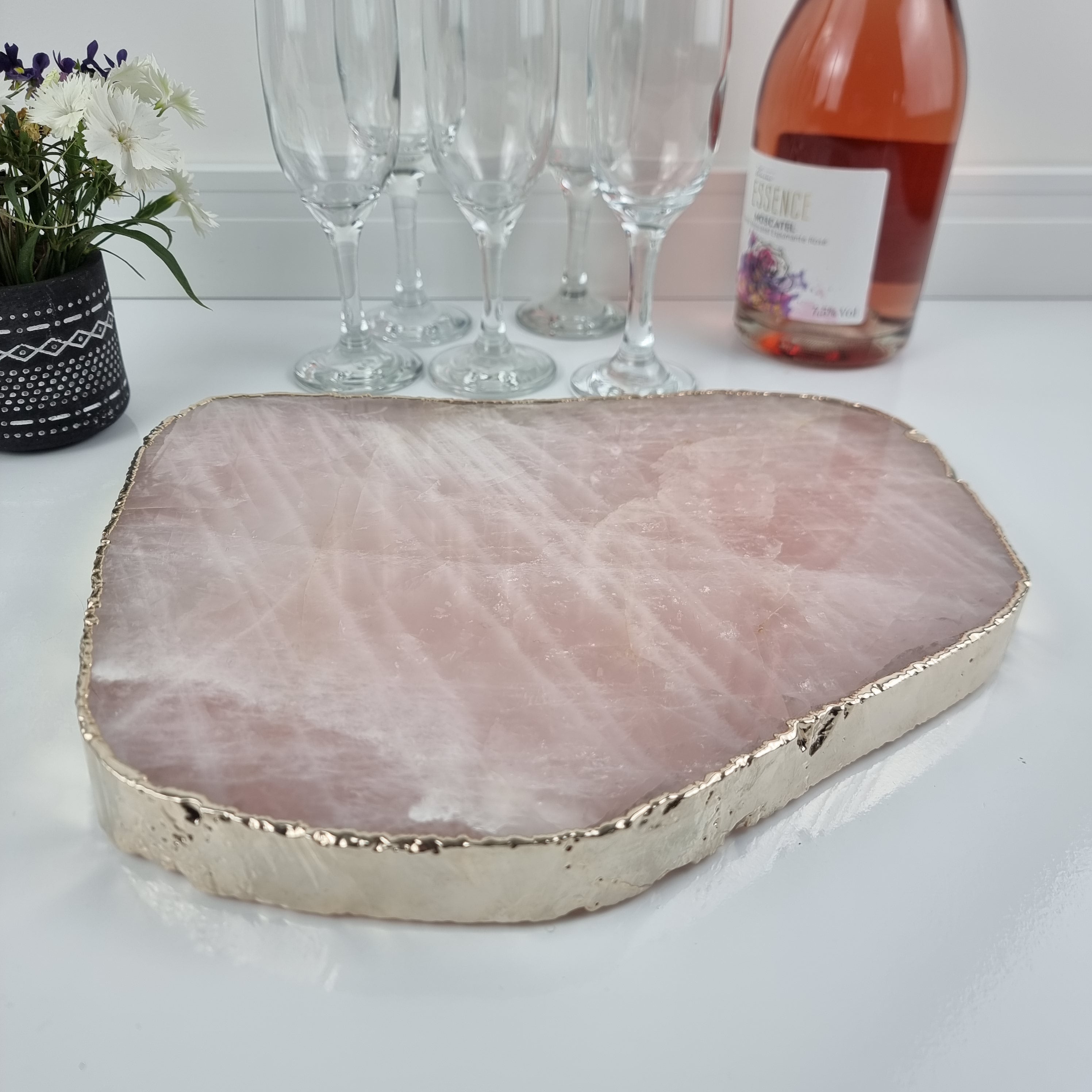 Bandeja de Quartzo ROSA com BORDAS DOURADAS tamanho 30 a 35 cm e peso de 3 kgs