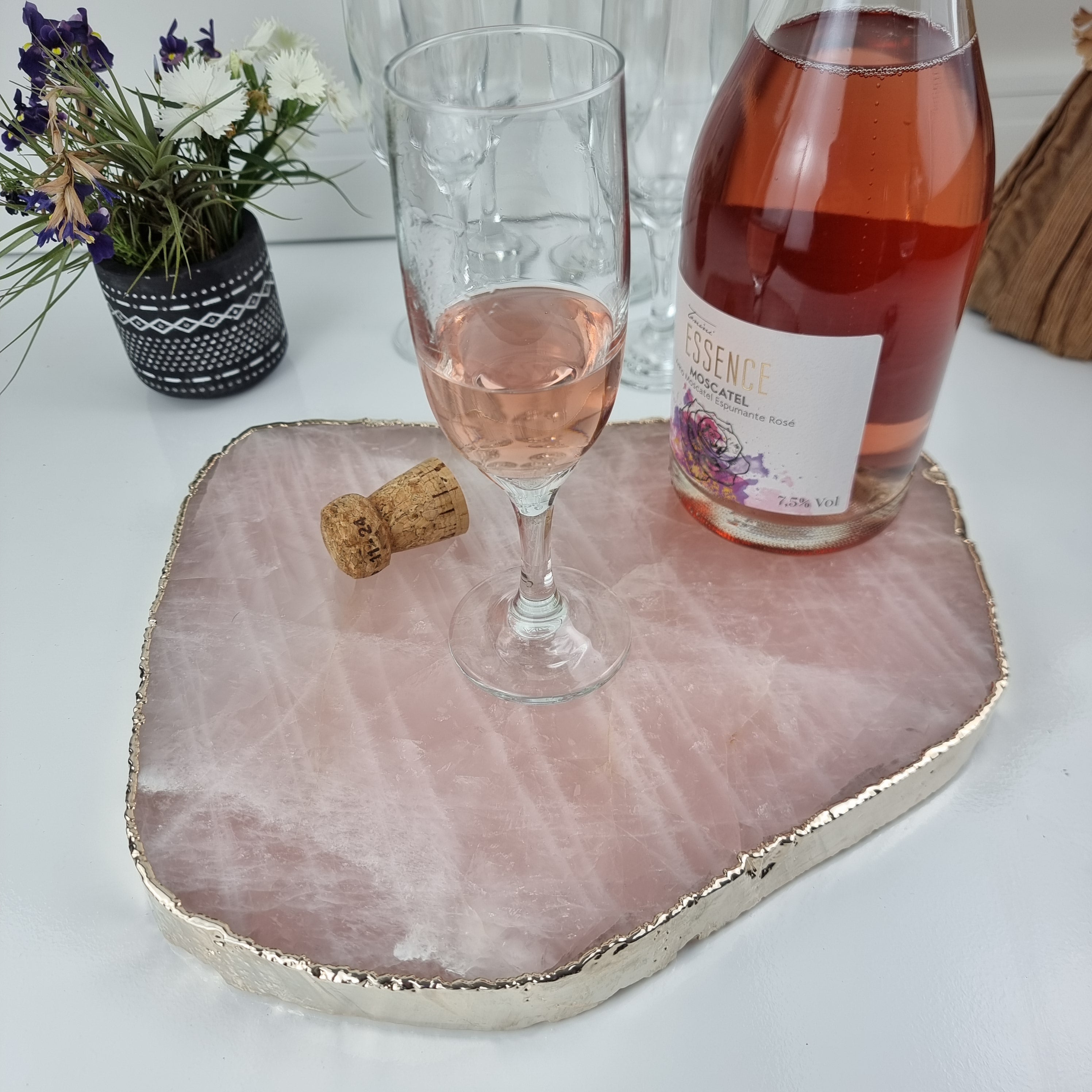 Bandeja de Quartzo ROSA com BORDAS DOURADAS tamanho 30 a 35 cm e peso de 3 kgs