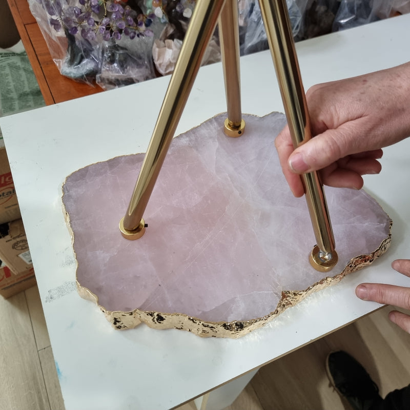 Mesa auxiliar de cuarzo rosa BORDES DORADOS y dorado 60 cm de altura, peso 5 kg