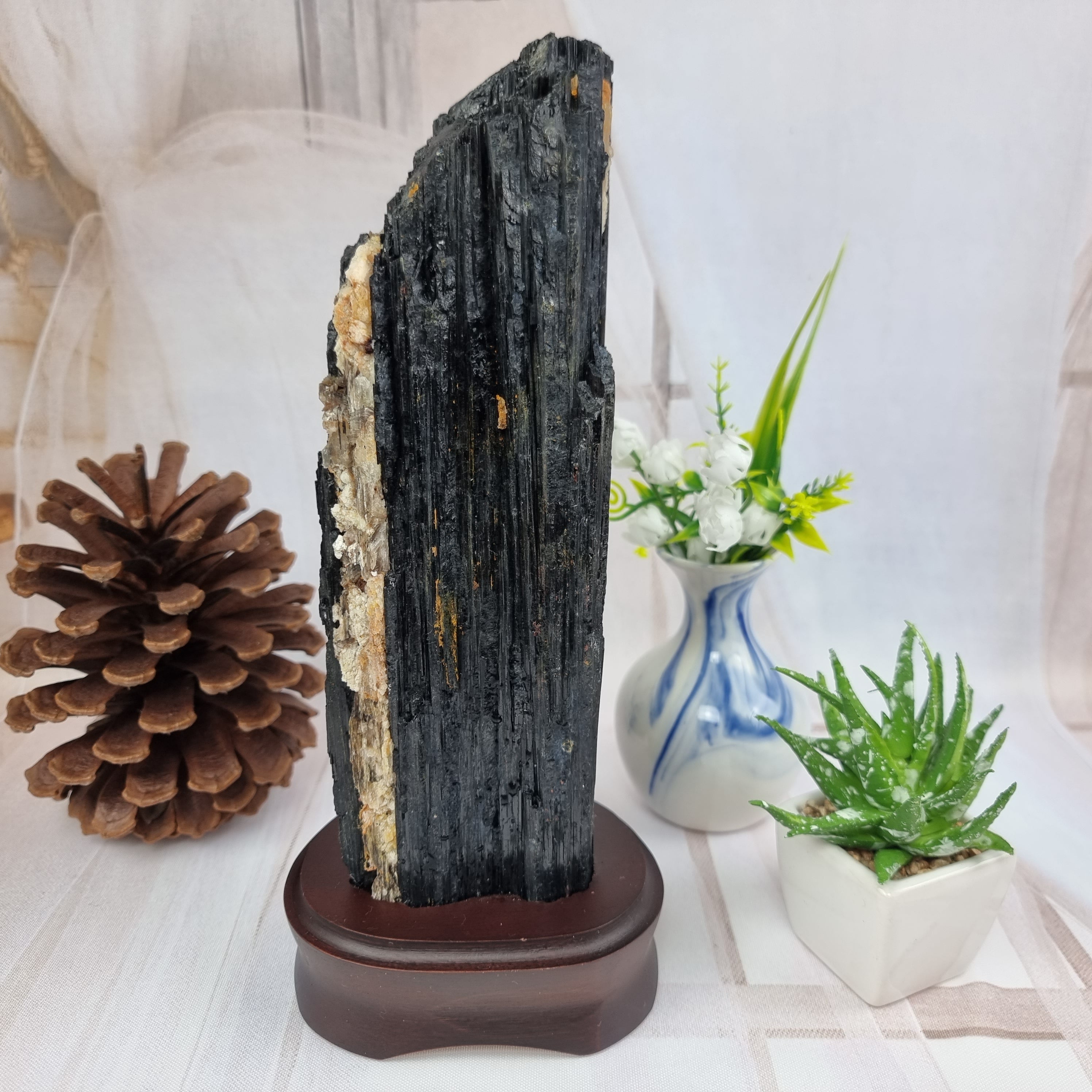 Turmalina Negra Druza Pedra da Sorte  com base de madeira altura 20 cm Peso 1,200 kg