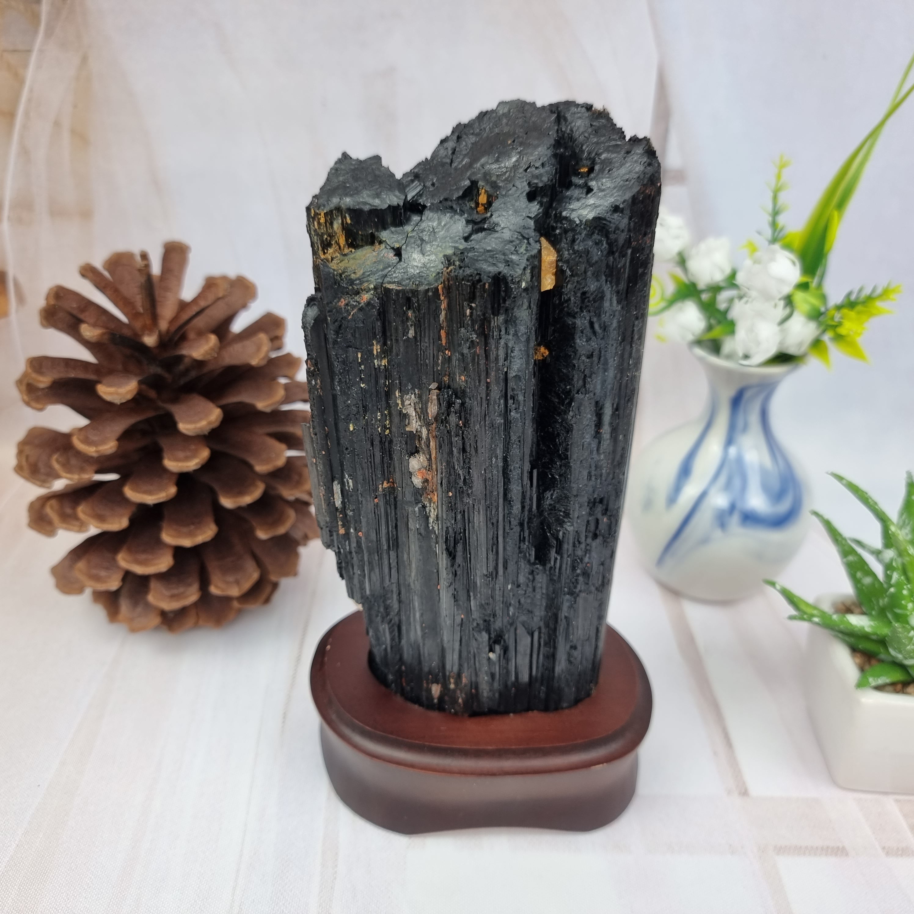 Turmalina Negra Druza Pedra da Sorte  com base de madeira altura 20 cm Peso 1,200 kg